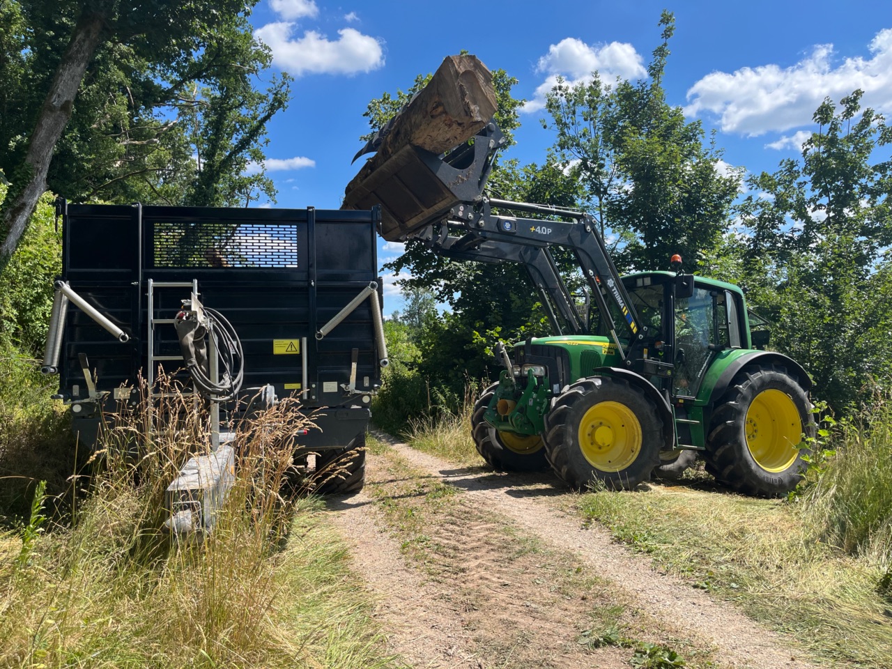 Beladen von Holz mit schwerem Gerät