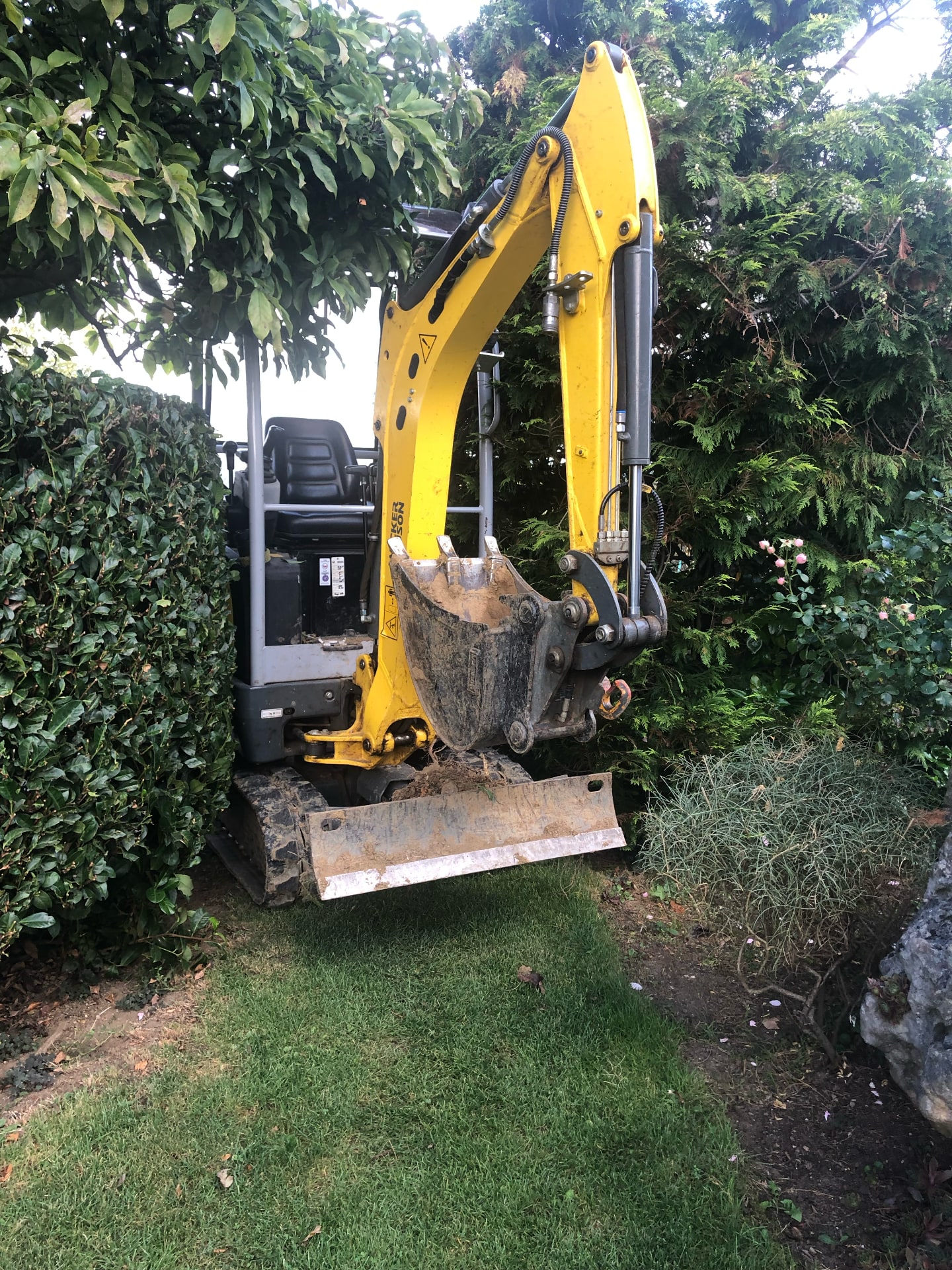 Arbeiten mit Mini-Bagger bei engem Zugang