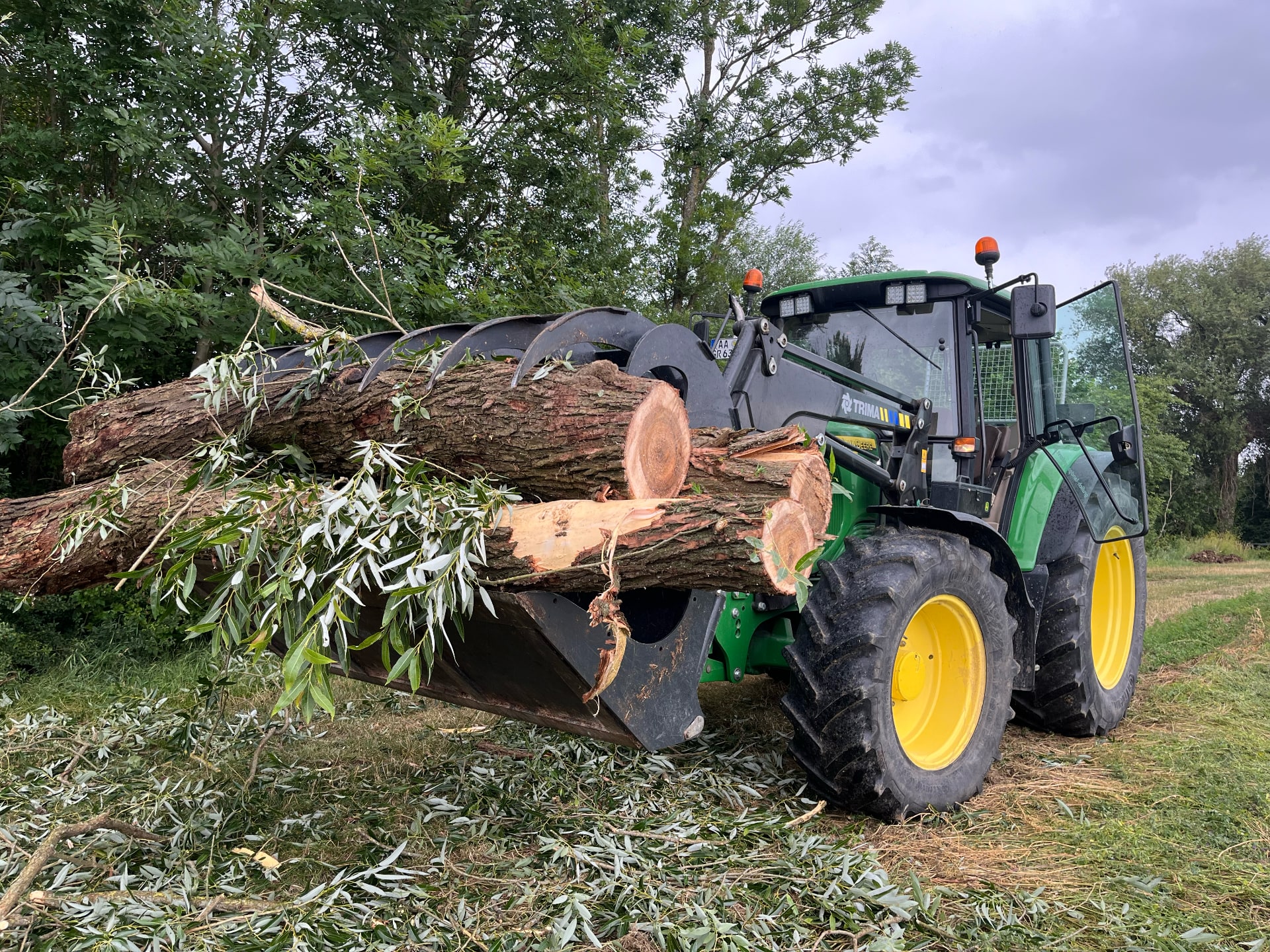 Traktor im Einsatz bei Holzarbeiten