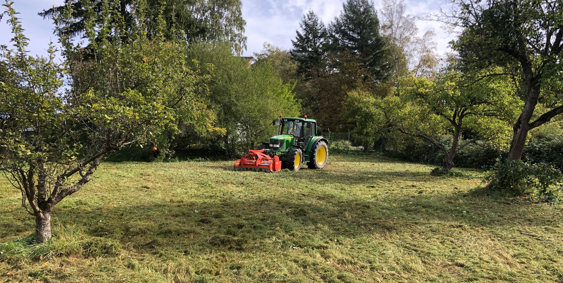 Mähen einer großen Grünfläche