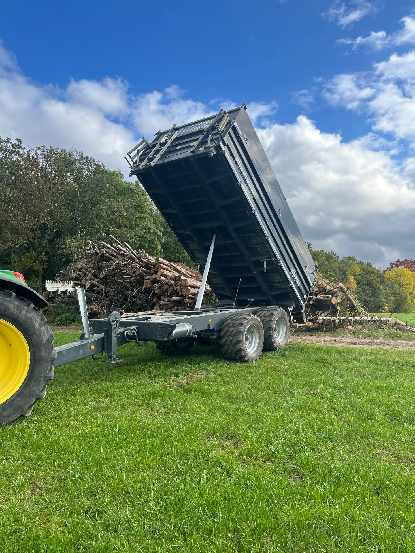 Holztransport mit Anhänger